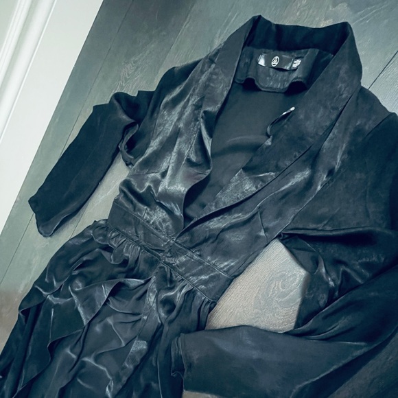 MISSGUIDED Hook Corset Liquid Satin Duster Coat - Picture 2 of 14